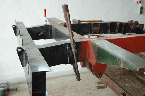 Neue Hecktraverse provisorisch befestigt